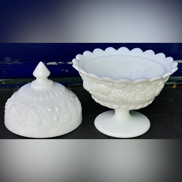 Mid Century Vintage Westmoreland Finial Lidded Fruit Embossed Candy Dish - Picture 3 of 12